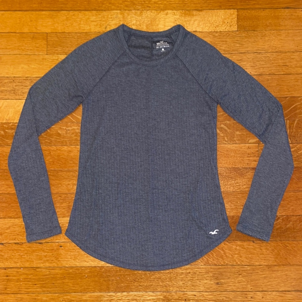 Must-have ribbed Hollister top!